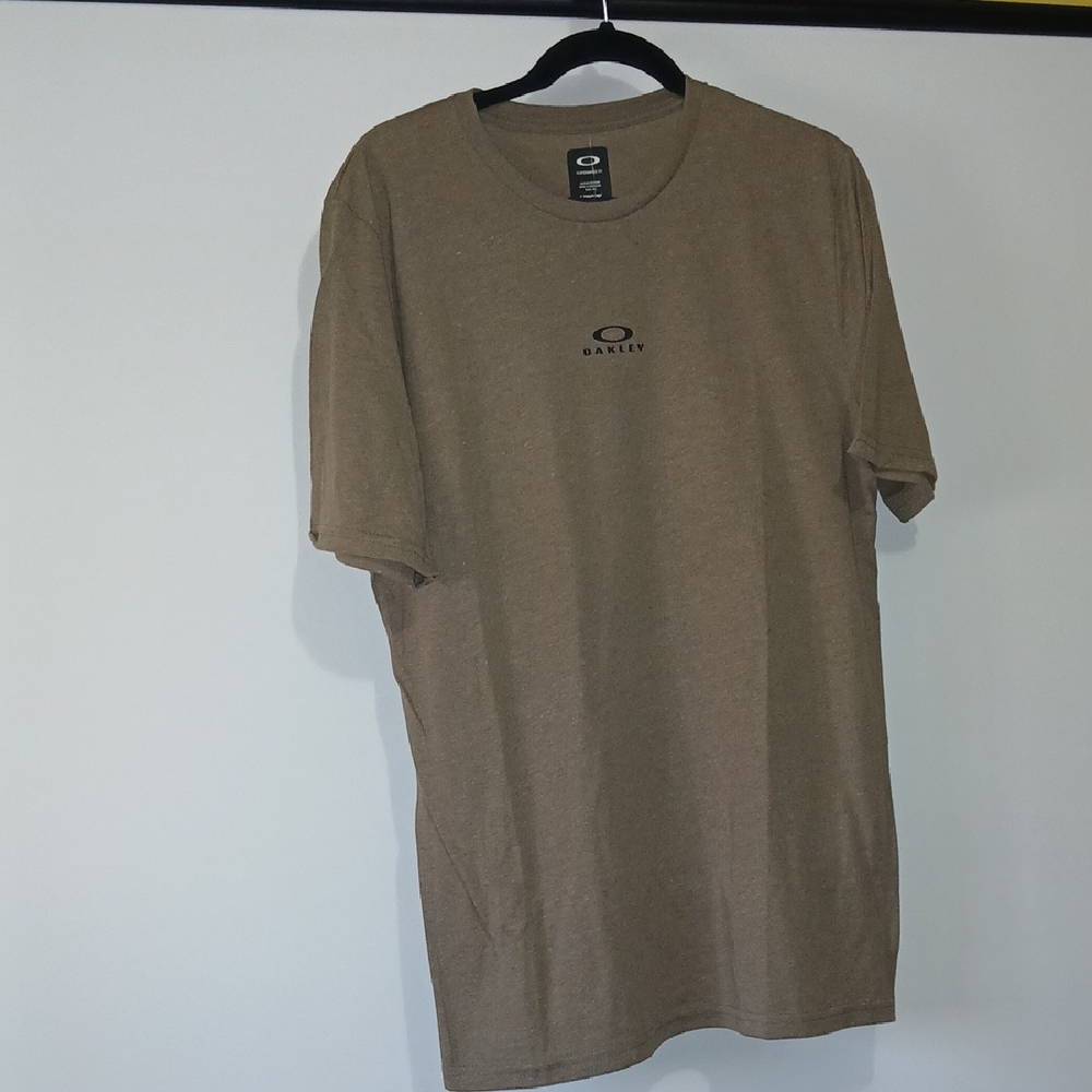Oakley Performance fit Men Shirt sjort sleeve tee Size Large NWT